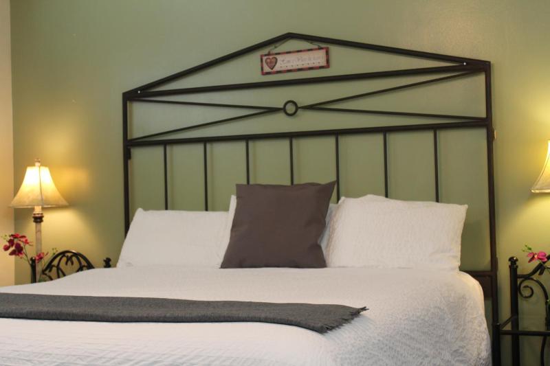 Deluxe King Room image 3