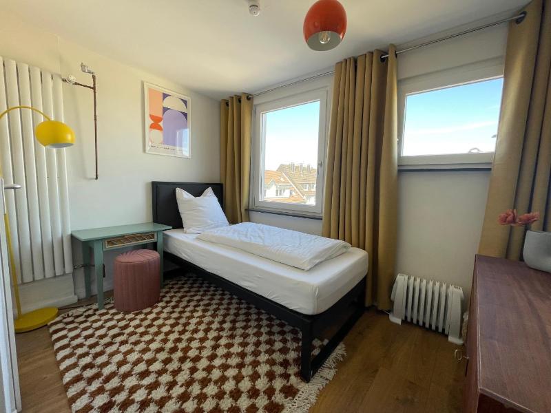 Single Room with Bathroom image 3