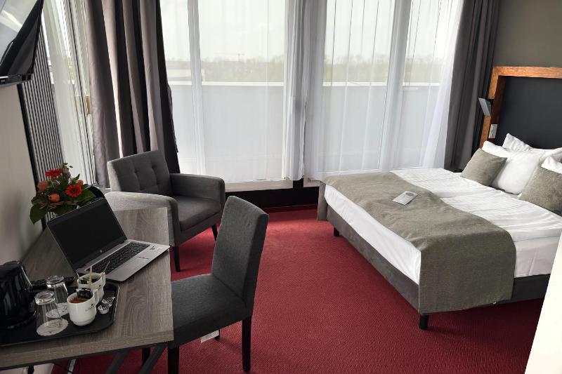 Double Room with One Queen Bed image 2
