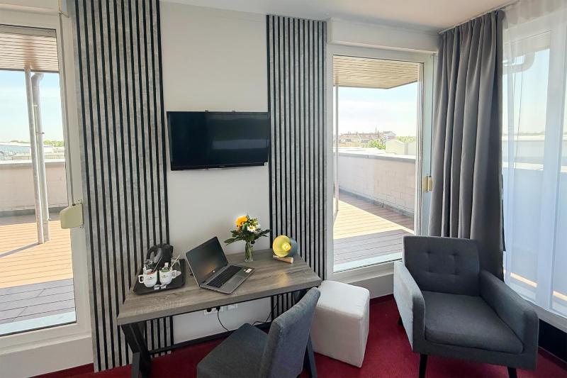 Double Room with One Queen Bed image 1