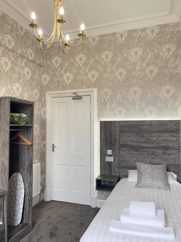 Standard Single Room with Shared Bathroom image 4