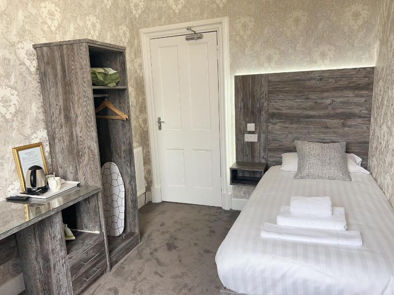 Standard Single Room with Shared Bathroom image 3