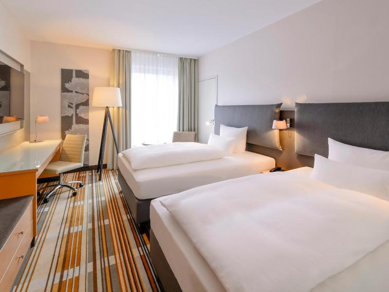 Standard Twin Room image 4