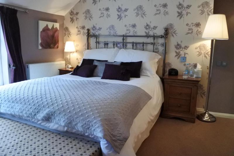 Deluxe King Room image 4