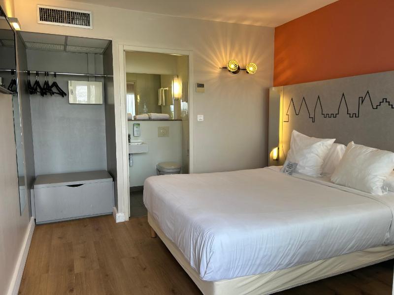 Adjacent Rooms image 4