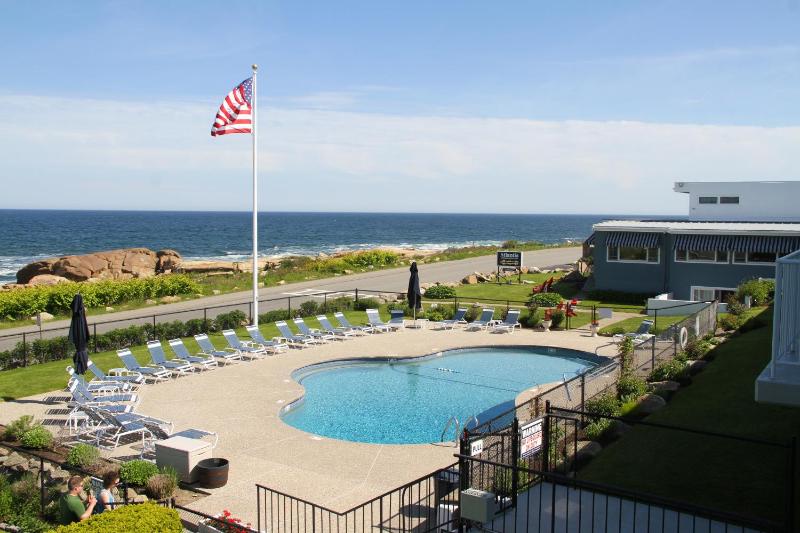 Deluxe King Room with Balcony and Ocean View image 2