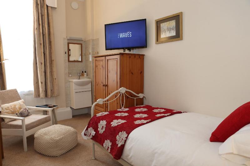 Single Room with Private Bathroom image 1