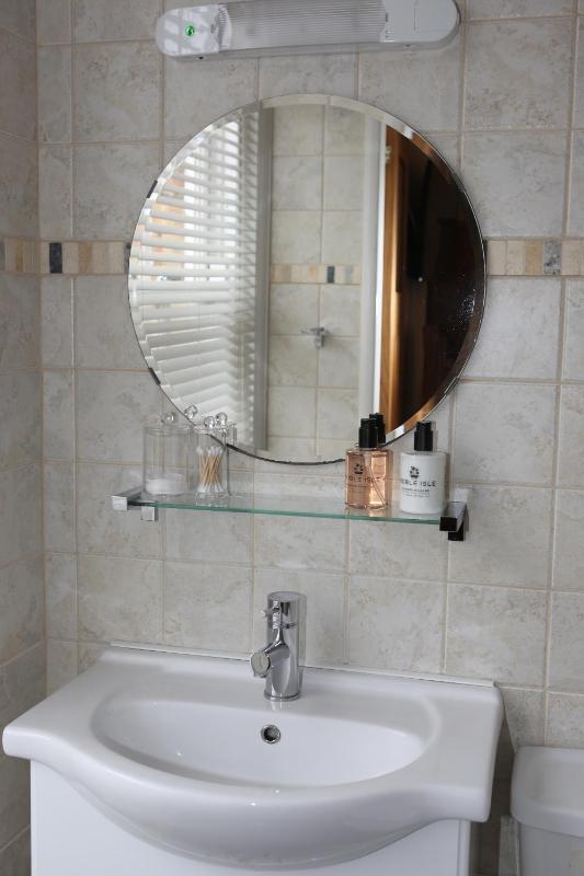 Twin Room with Shower image 3