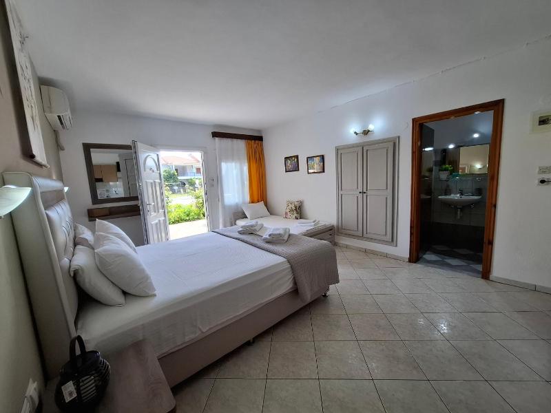 Studio with Garden View - Ground Floor image 3