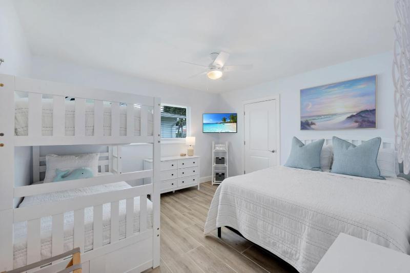 Sunsation on the Water! - Walk To Vanderbilt Beach! Salt Water Pool! - image 22