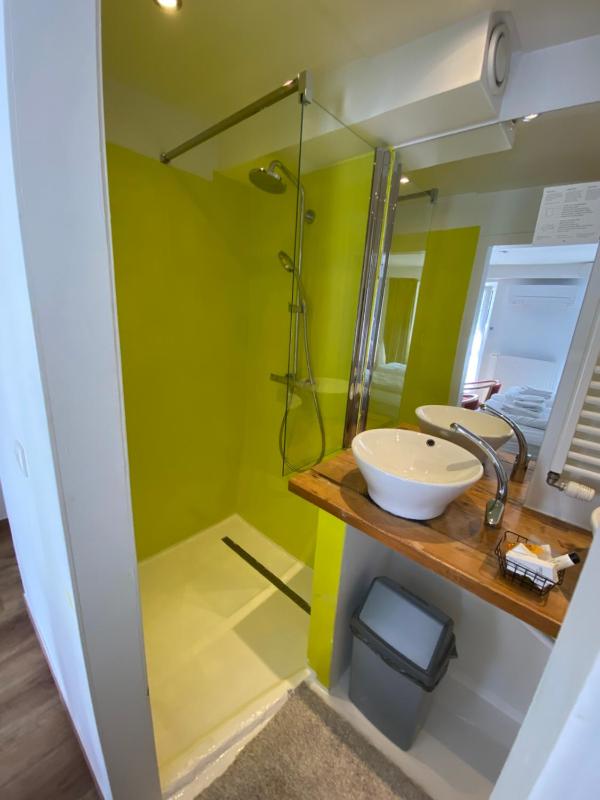 Standard Double Room image 3
