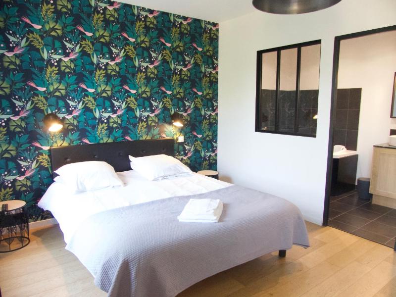 Double Room with Spa Bath image 4