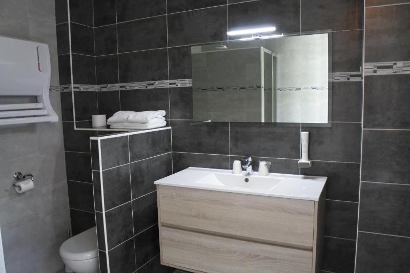 Double Room with Pool View image 4