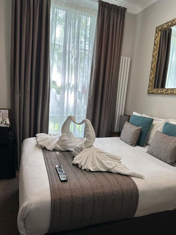 Compact Double Room image 3