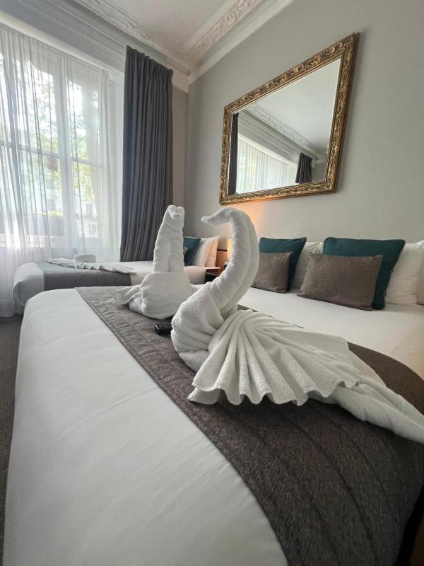 Triple Room with Garden View image 4