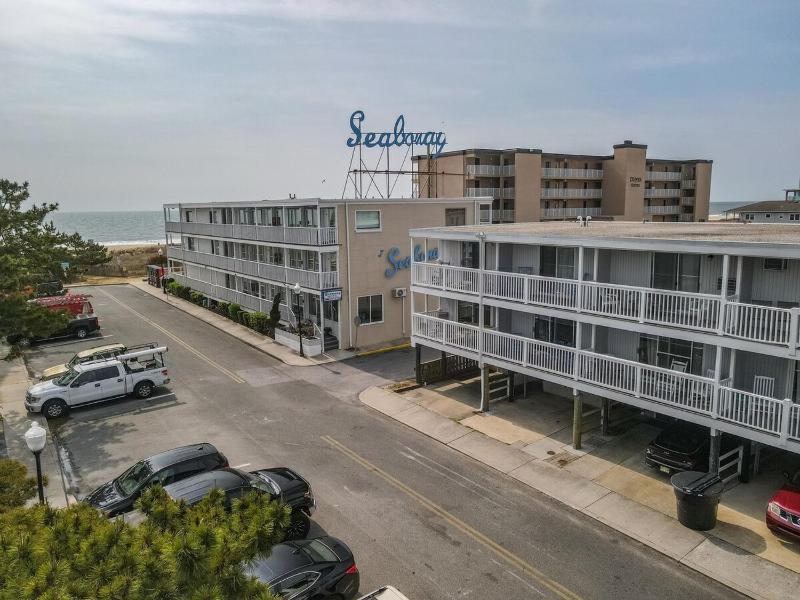 Waldorf 8 - Waveside - image 28