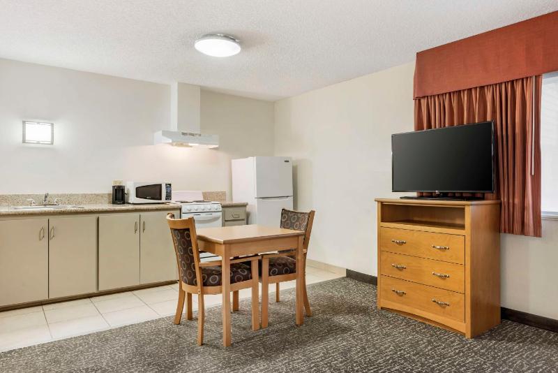 Queen Suite - Non-Smoking image 3