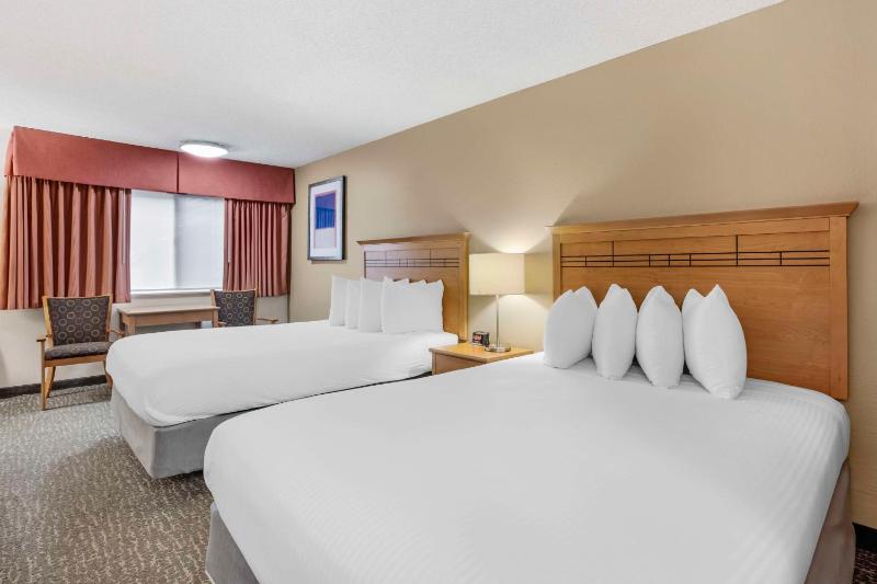 Queen Room with Two Queen Beds - Non-Smoking image 3