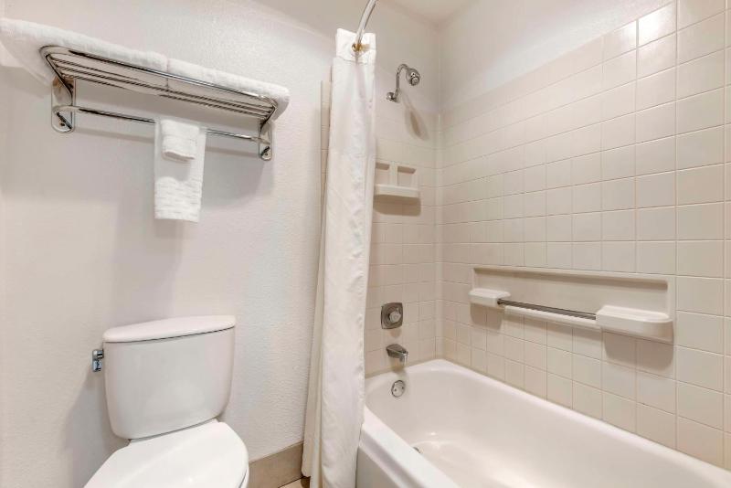 Queen Room - Non-Smoking image 2