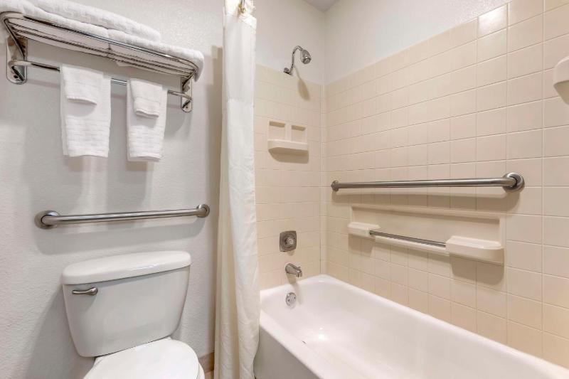 Queen Room wth Bathtub - Non-Smoking image 3
