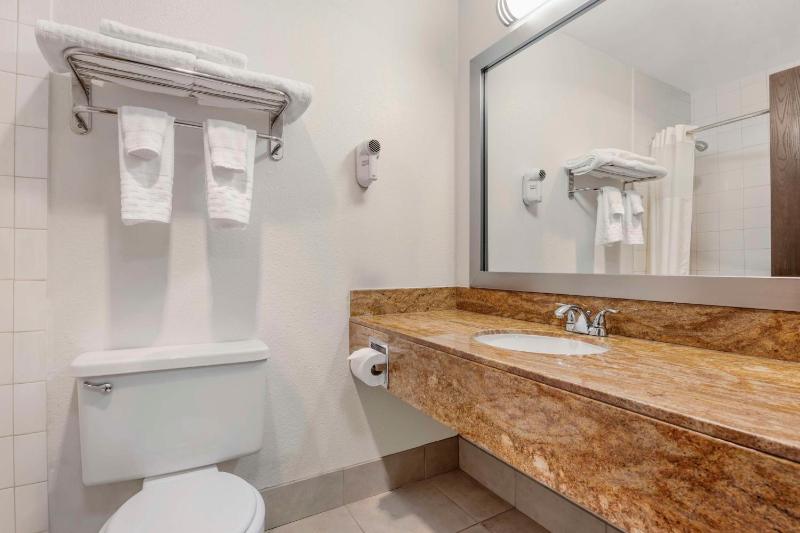 Queen Suite - Non-Smoking image 2