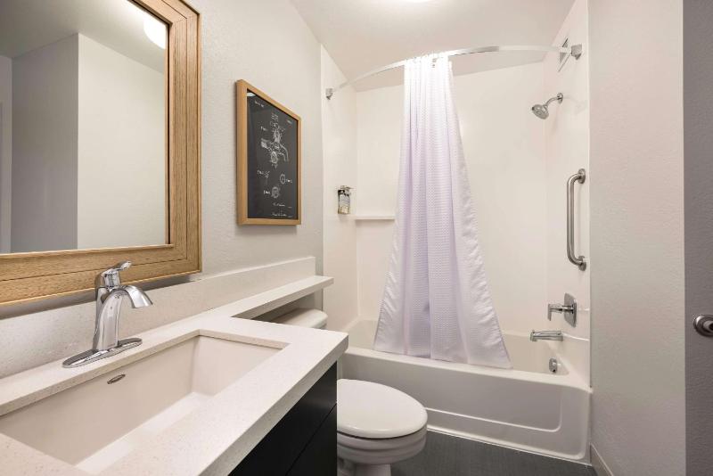 One-Bedroom Queen Suite image 4