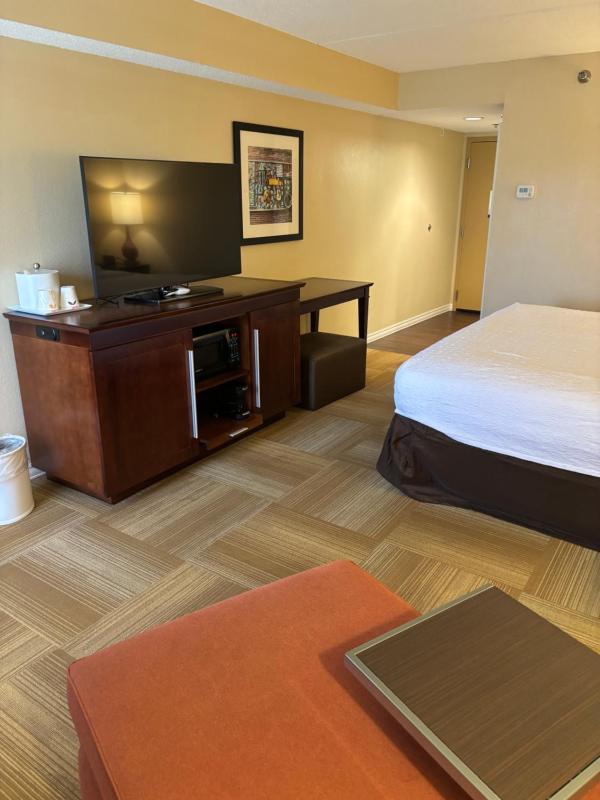 Executive King Room with Two Desks image 2