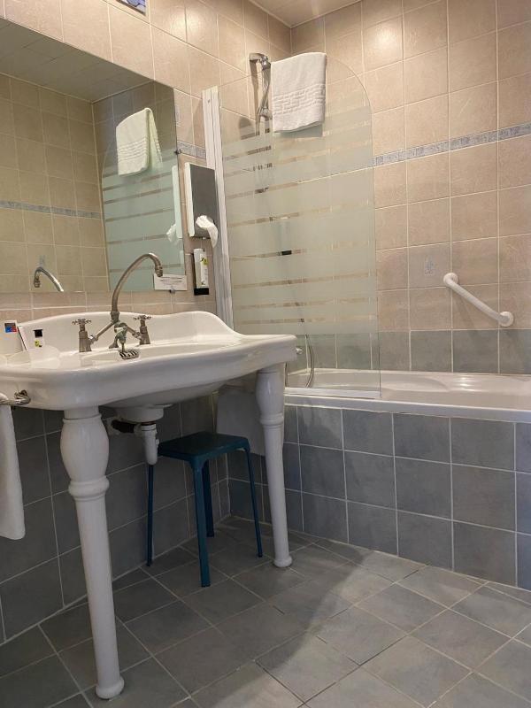 Quadruple Room with Bathroom image 2