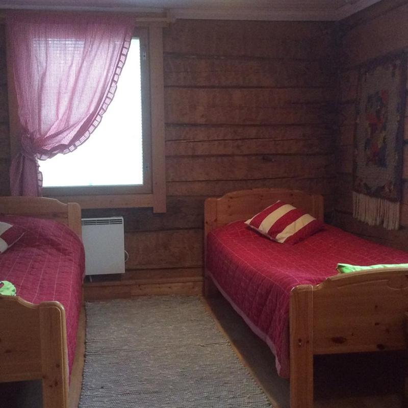 Twin Room with Shared Bathroom image 2
