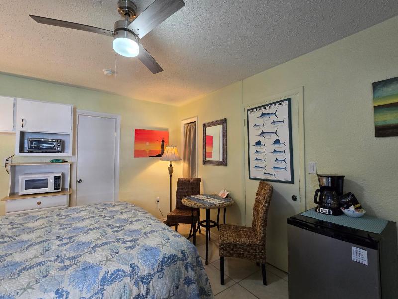 Standard Room 1 Queen Bed image 2