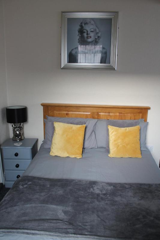 Large Family Room image 3