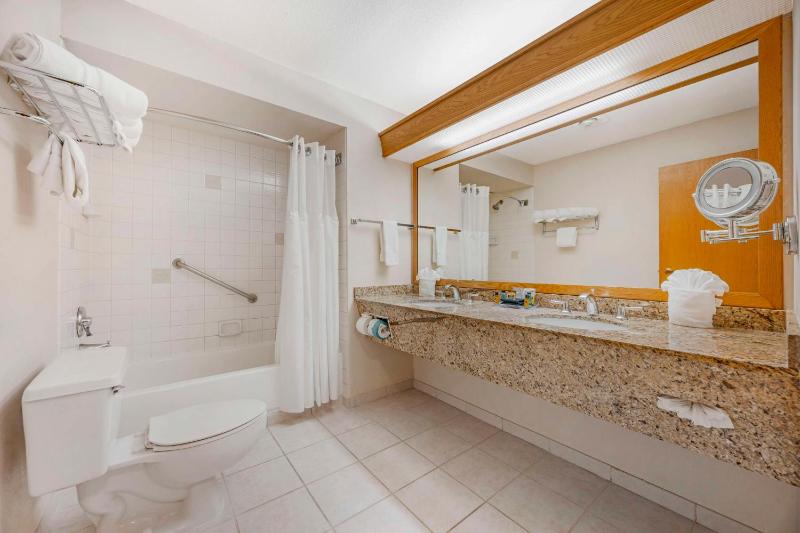 Queen Suite with Two Queen Beds - Non-Smoking image 2