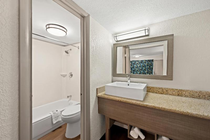 Superior King Room Poolside Smoke Free image 3