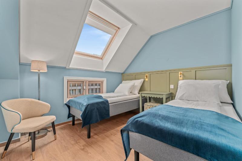 Twin Room image 4