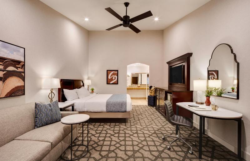 Superior King Room image 2