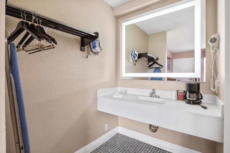 King Room image 3