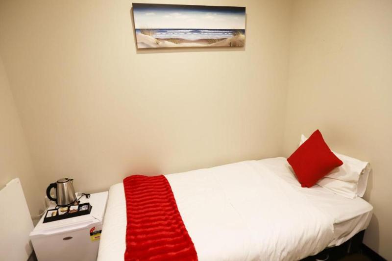 Double Room with Shared Bathroom image 2
