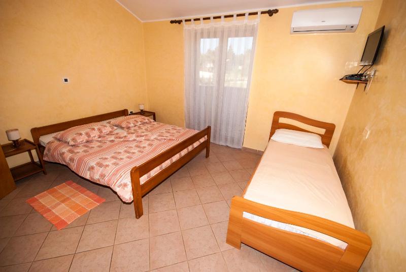 Apartment 15 image 3