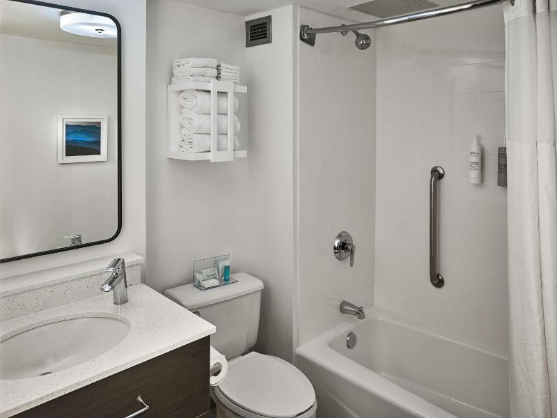 Queen Room with Bath Tub - Mobility Access/Non-Smoking image 2