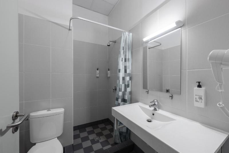 Twin Room with Private External Bathroom image 2