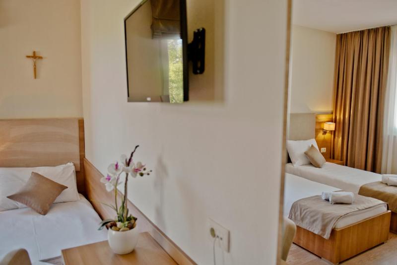 Standard Triple Room image 4