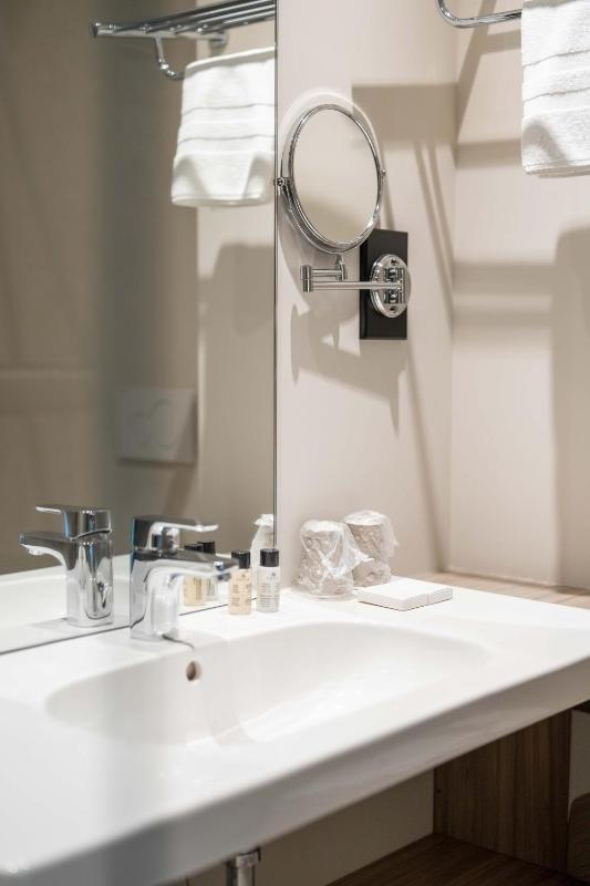 Twin Room with Private Bathroom image 1