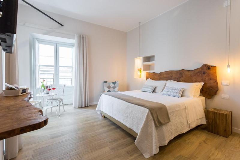 Deluxe Double Room with Balcony image 3