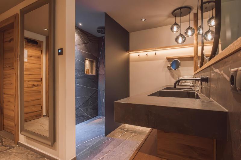 Double Room with Balcony image 4