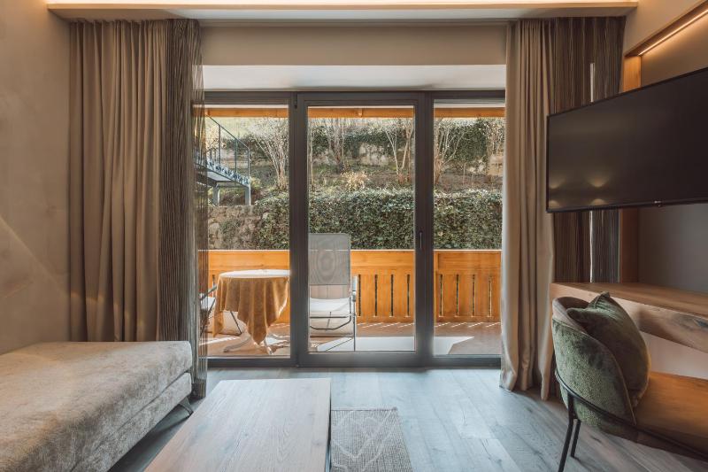 Double Room with Balcony image 3