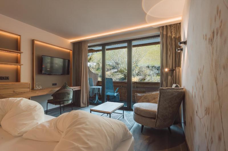 Double Room with Balcony image 4
