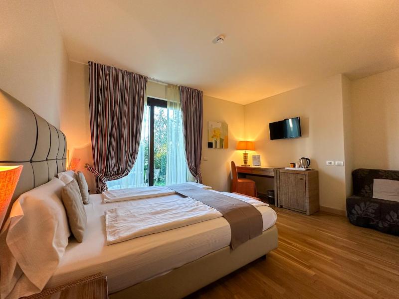 Double Room image 3