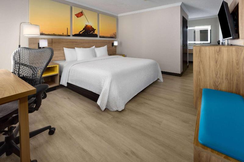 King Room with Mobility Access and Bathtub with Grab Bars, Non-Smoking image 1