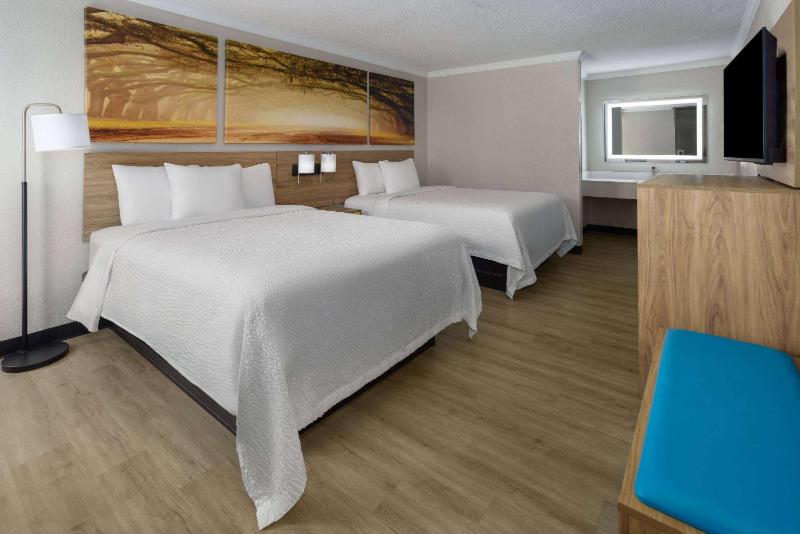 Queen Room with Two Queen Beds - Non-Smoking image 1