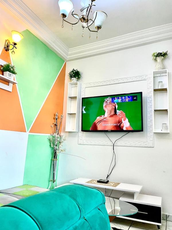 Studio A3 Fustel City Bonamoussadi Santa Lucia Wifi Chaines TV gardien - image 12